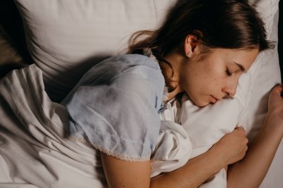 Sonno e metabolismo: dormire poco fa ingrassare?