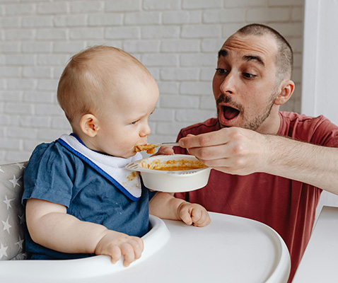 Bambino che mangia sano e sorride